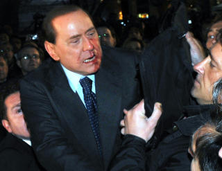 BLODIG OG FORSL�TT: Berlusconi m� n� tilbringe mer tid p� sykehuset etter angrepet. Foto: SCANPIX