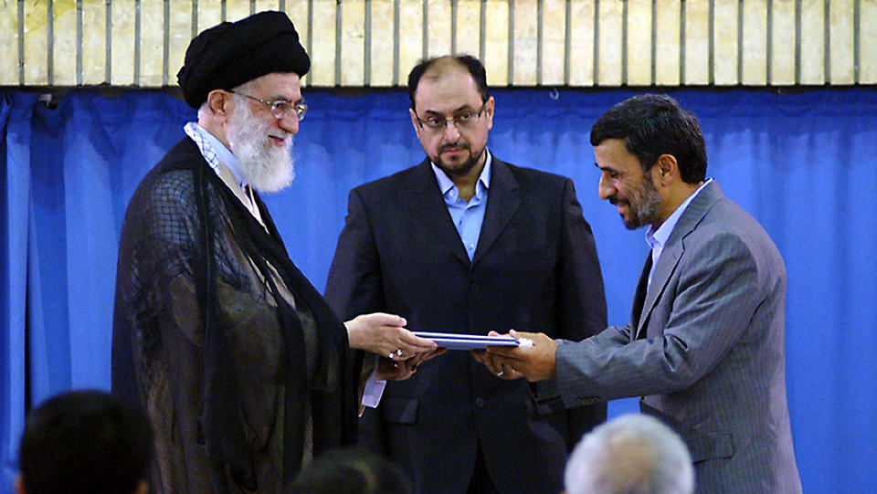 UTVIKLET ATOMV�PEN: Iran, ved �verste leder Ayatollah Ali Khamenei og president Mahmoud Ahmadinejad, er fra f�r under sterkt, internasjonalt press for sitt atomprogram. Foto: AFP/Scanpix