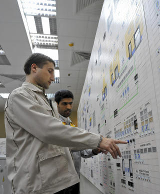 KJERNEKRAFT: En iransk operat�r sammen med en russisk kollega p� et kjernefysisk anlegg i byen Bushehr i Iran. The Times avsl�rer i dag at landet har jobbet med � utvikle atomv�pen. Det er imidlertid ingen grunn til � tro at akkurat disse to var delaktige i planene. Foto: REUTERS/ISNA/Mehdi Ghasemi/Scanpix