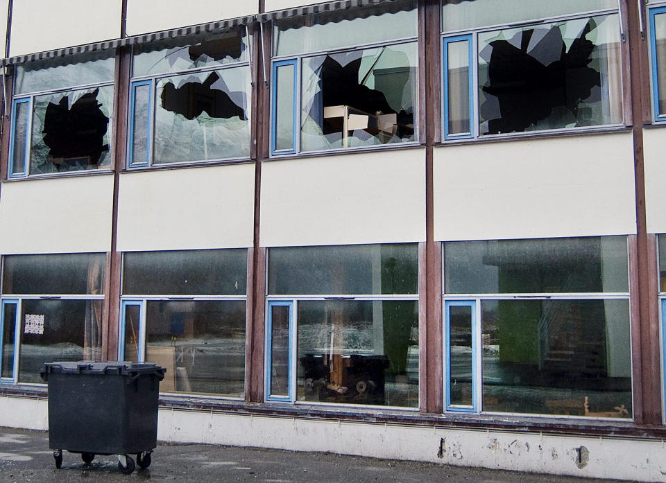 - B�R F� GJENSITTING: Politiet overlater til skoleledelsen p� Sunndal ungdomsskole � bestemme hva slags konsekvenser l�rerne som knuste fire vinduer p� gamle Sunndal ungdomsskole etter et julebord i helga b�r f�. Men de har et forslag: De b�r sitte igjen p� skolen. Foto: Helle Gannestad/DRIVA
