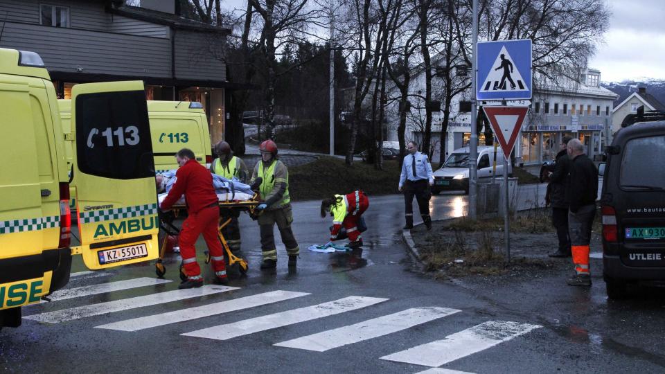 FRAKTET TIL SYKEHUS: Tilstanden er kritisk for den eldre kvinnen som ble truffet av en bilf�rer (85) utenfor politistasjonen p� Heimdal i dag. Foto: Tom E. �sthuus/Dagbladet