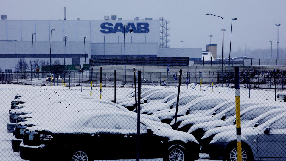 NYTT H�P: SAAB under hardt press. Det dr�yer med avgj�relse for Saabs framtid.  Eieren, General Motors, har n� f�tt et nytt bud p� Saab fra Spyker Cars, med frist til i morgen. Bildet er fra pakeringsplassen  utenfor fabrikken i Trollh�ttan.    Foto: Jacques Hvistendahl/Dagbladet