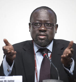 FORBANNET: G77-landene, ved Lumumba Stanislaus Di-Aping, har sagt klart ifra om hva de mener om Vestens mangel p� initiativ i K�benhavn. Foto: AFP/Scanpix