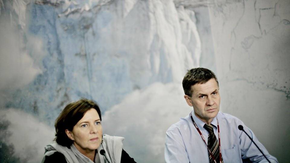 AVDRAMATISERER: Erik Solheim og Norges forhandlingsleder Hanne Bjurstr�m holder pressekonferanse under klimakonferansen i K�benhavn. Foto: Kristian Ridder-Nielsen.
