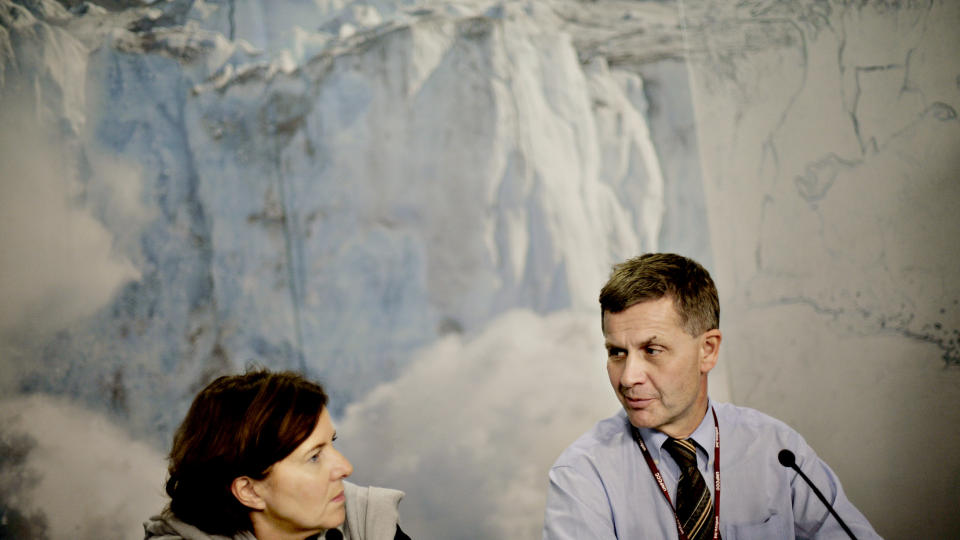 P� SPRENG: Norges forhandlingsleder Hanne Bjurstr�m og milj�vernminister Erik Solheim jobber sammen med forhandlere og milj�vernministere i K�benhavn. Presset er stort for � f� noe klart til statslederne kommer. Foto: Kristian Ridder-Nielsen