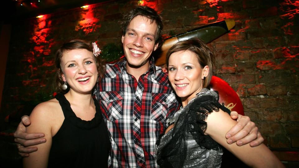 M�TTE GI TAPT: Anniken Sand (t.v.) og Lene Hansen (t.h.) gratulerte vinneren Tarjei Gautefall Nicolaysen (i midten) p� kveldens finalefest. Foto: STELLA PICTURES