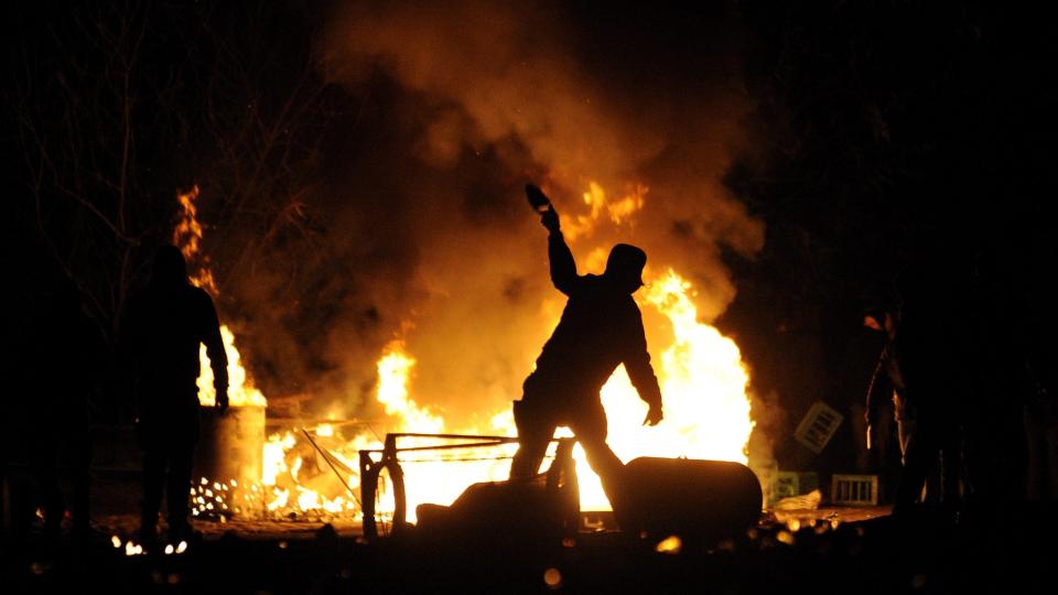 KAOTISK: Etter det som s� ut til � bli en relativt rolig demonstrasjonsdag, braket det plutselig l�s i Christiania. Foto: YOAN VALAT / EPA / SCANPIX