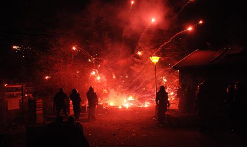 FYRVERKERI: Som i flere tidligere oppt�yer brukte br�kmakerne i natt kraftig fyrverkeri mot politiet. Foto: YOAN VALAT / EPA / SCANPIX