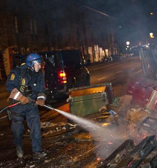 BARRIKADER: Br�ket startet da svartkledde br�kmakere bygget barrikader av alt som var l�st, og satte fyr p� det.