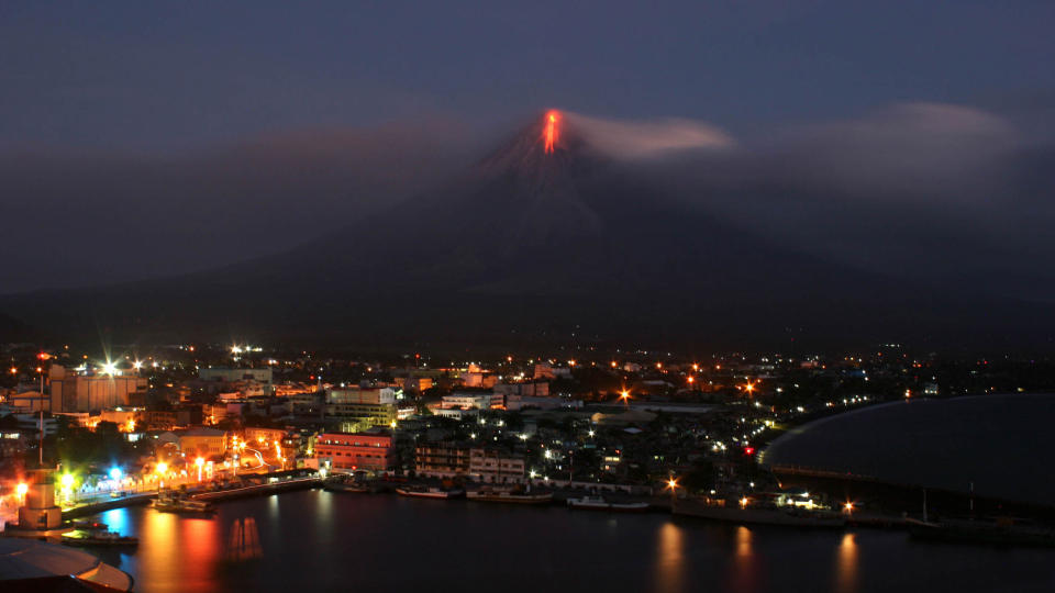TRUER HAVNEBY: Lava str�mmer ned fra krateret og i retning av byen Legazpi s�r�st for hovedstaden Manila. Foto: CHARISM SAYAT/AFP
