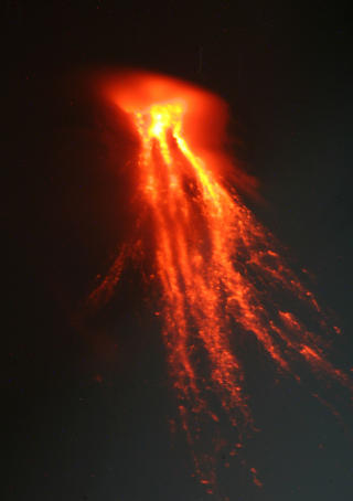 UTBRUDD: Lava str�mmer fra krateret p� vulkanen Mayon p� Filippinene. Foto: CHARISM SAYAT/AFP