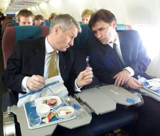 - SE HER, JENS: Statsminister Jens Stoltenberg og dav�rende utenriksminister Thorbj�rn Jagland ser med flymat p� rutefly. Foto: Scanpix