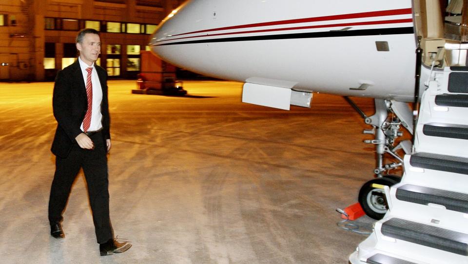 REISER PRIVAT: Mens verden samles for � begrense CO2-utslippene, velger statsminister Jens Stoltenberg � reise med innleid privatfly til klimatoppm�tet i K�benhavn. Foto: H�kon Mosvold Larsen / SCANPIX .
