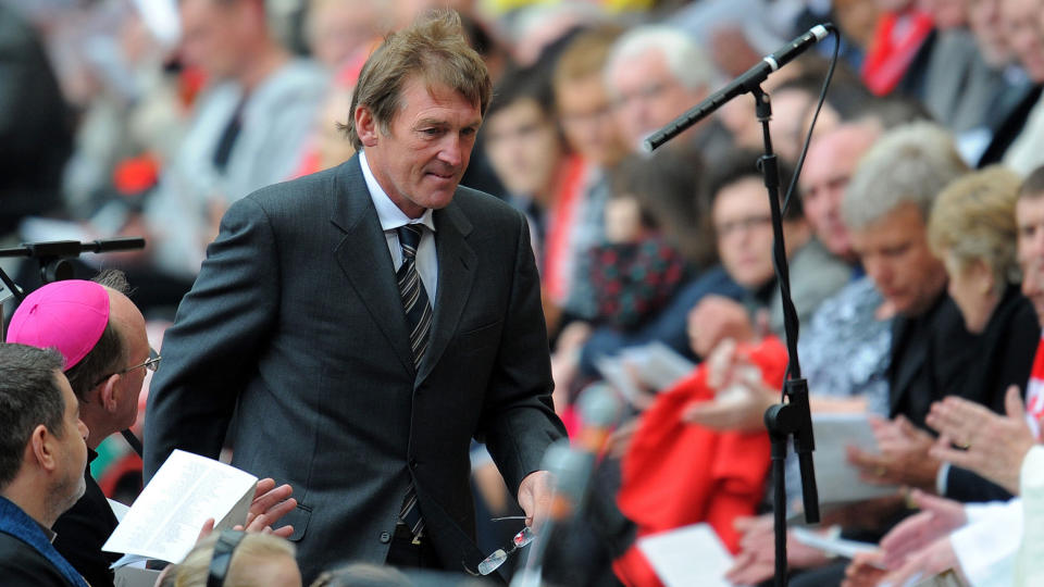 LIVERPOOL-HELT: Kenny Dalglish har �tte ligagull som spiller og manager for Liverpool, men blir if�lge engelske aviser neppe erstatteren til Rafael Benitez. I stedet skal han lede jakten p� en ny manager. Her gj�r han seg klar til � holde tale under en minnemarkering for Hillsborough-ofrene.    Foto: AFP PHOTO/PAUL ELLIS