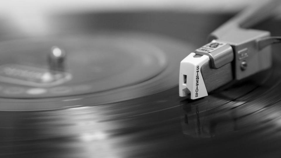 FEMDOBLET SALG: Salget av platespillere har �kt fra omlag 2000 enheter �rlig til n�rmere 10 000. Salget av vinyplater dobler seg �rlig. Foto: geeknerd99 under en Creative Common-lisens.