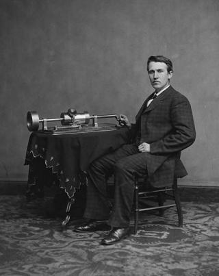 FORL�PEREN: Thomas Alva Edison med grammofonens forl�per, ca. 1877. Emile Berliner kom ti �r senere med den f�rste utgaven av det vi i dag kaller grammofonen.