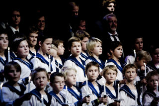 Konsertmaraton: Lillebror Henrik (11) har f�tt flere soloer n� n�r Martin (bak) er
opptatt med plata. Her i Halden kulturhus.