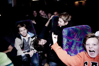 Gutta p� tur: S�lvguttene har f�tt av segmatrosdraktene. P� bussen hjemfra Halden til Oslo synger de Grand Prix-hiten �Hard Rock Hallelujah�.