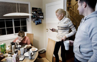 Travle dager: Mamma Marit og pappa Frank bruker mye tid p� � f�lge opp
s�nnens sangkarriere. Martin spiser frokost f�r tentamen p� lanseringsdagen.