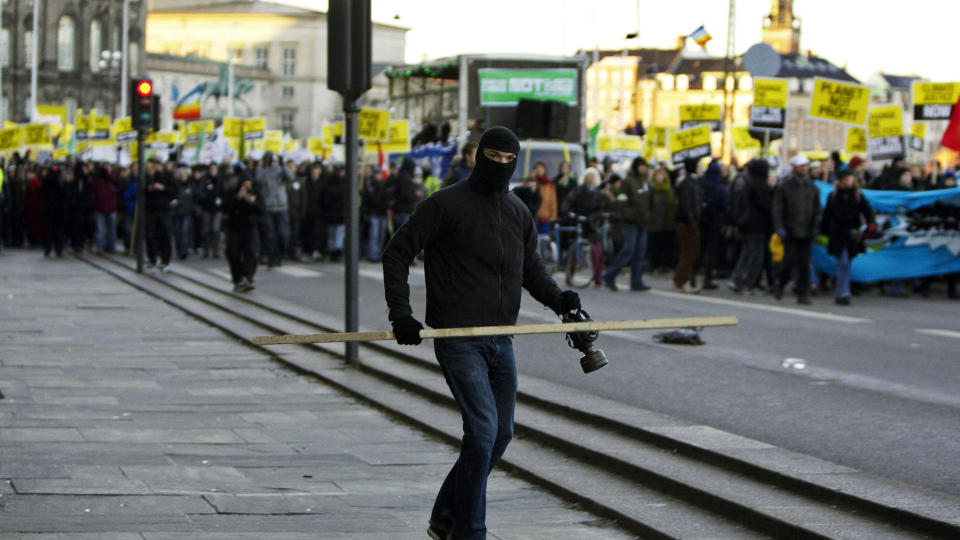 ULOVLIGE VIRKEMIDLER: Det er ventet at flere av de mer ekstreme demonstrantene fra l�rdagens ellers fredelige massem�nstring vil dukke opp n�r aktivister skal pr�ve � storme klimatoppm�tet i morgen. Foto: SCANPIX