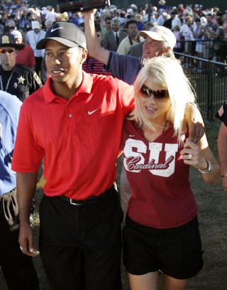EKTESKAPSTR�BBEL: Tiger Woods og kona Elin Nordegren i lykkeligere dager. Foto: AP/SCANPIX