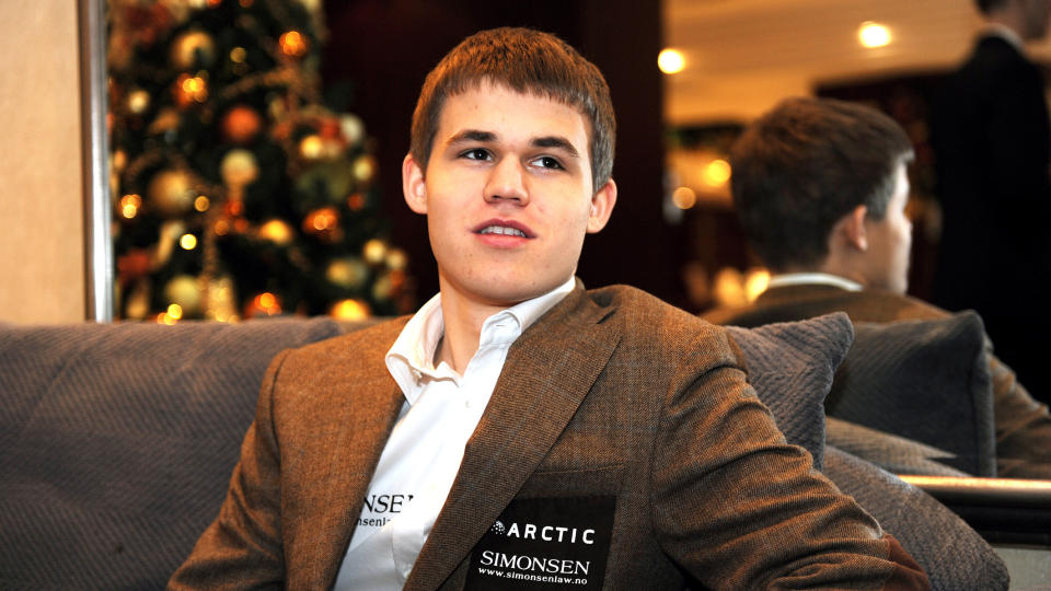 ALENE P� VERDENSTOPPEN: Magnus Carlsen spilte remis i kveld, og vil dermed v�re ubestridt verdensener foran Veselin Topalov n�r den offisielle rankingen kommer i januar. Foto: Keith Hammett