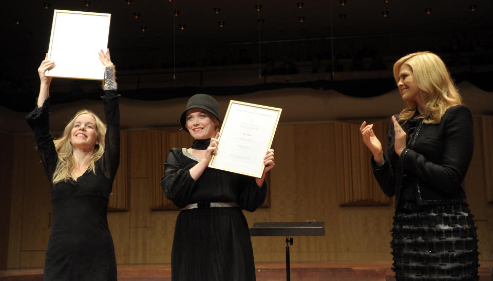 FIKK PRIS AV MADDE: Artistene Ane Brun (i midten) og Sofia Karlsson (t.v.) mottar �Prins Eugens kulturpris� av prinsesse Madeleine (t.h.) Stockholm tirsdag kveld. Foto: JANERIK HENRIKSSON / Scanpix