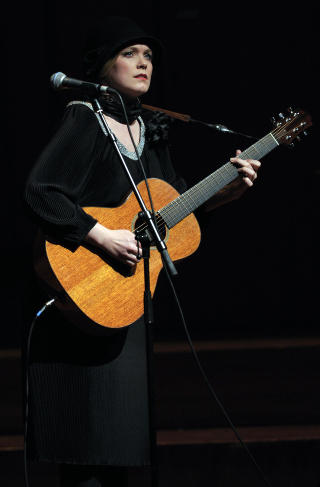 SPILTE SELV OGS�: Ane Brun i kveld. Foto: JANERIK HENRIKSSON / Scanpix