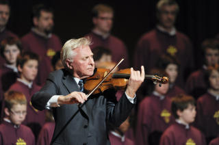 JULEKONSERT: Prisutdelingen var del av den norske ambassadens julekonsert, hvor Arve Tellefsen og Nidarosdomens guttekor opptr�dte. Foto: JANERIK HENRIKSSON / Scanpix