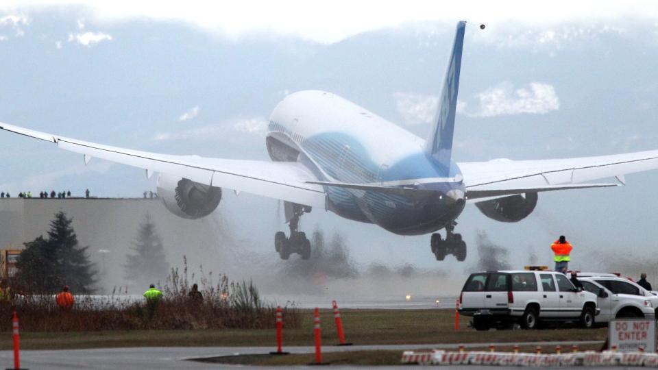 JOMFRUTUR: Boeings nye Dreamliner tar av p� sin jomfrutur i omr�det rundt Boeing-fabrikken i Seattle. Foto: REUTERS/SCANPIX