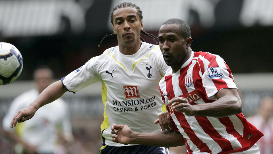 BLE PROVOSERT:  Benoit Assou-Ekotto fikk tyn fra en Tottenham-supporter da han gikk av banen etter � ha tapt mot Wolves i helga, og havnet i klinsj med vedkommende. Supporteren oppgis n� � v�re norsk. Foto:  AP Photo/Akira Suemori