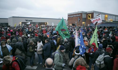 VIL BLI STOPPET: Det er uklart hvor langt politiet vil la demonstrantene g�. Foto: Torbj�rn Gr�nning/Dagbladet