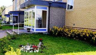 HER SKJEDDE DET: Utenfor denne eldreblokken ble Lars Erik Flem Andersen funnet drept. Foto: Erik Berglund