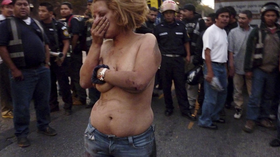 LYNSJEMOBB: Alejandra Maria Torres ble banket opp og satt fyr p� av sint folkemengde i Guatemala. Foto: REUTERS/Rodrigo Arias