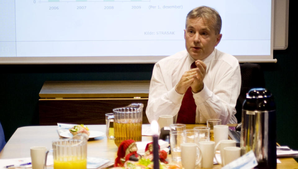 JULEFROKOST MED PRESSEN: 
Justisminister Knut Storberget oppsummerte deler av politi�ret 2009 i dag tidlig. Spesielt sakene de var forn�yde med ble tatt fram igjen p� forkosten med pressen i dag. 
Foto: Jarl Rehn-Erichsen / Scanpix