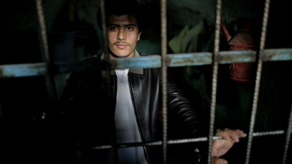 FANGEHULL:  Her i fangehullet i Mazar-e Sharif satt Sayed Pervez Kambaksh (24) da Dagbladet bes�kte ham i mars i fjor. Han var sperret inne sammen med 40 drapsmenn f�r han ble flyttet til et fengel i Kabul i fjor. Like f�r presidentvalget i Afghanistan, 20. august, ble Kambaksh brakt ut av fengselet og skjult p� et hemmelig sted. Hjelpen fikk han blant annet av FNs spesialutsending til Afghanistan, Kai Eide. Foto: Jacques Hvistendahl/Dagbladet