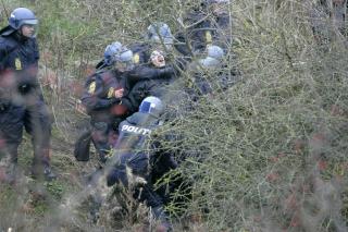 PR�VDE � KRYSSE ELVA: Men demonstranten ble tatt. Foto: Torbj�rn Gr�nning/Dagbladet