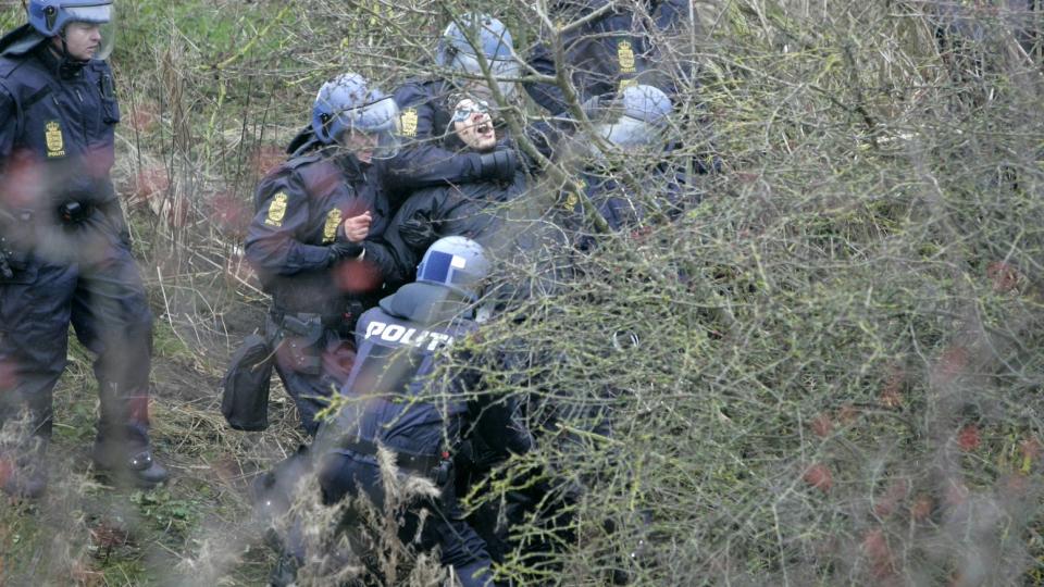 KRYSSET ELVA: Men s� ble demonstrantene p�grepet av politiet. Foto: Torbj�rn Gr�nning/Dagbladet