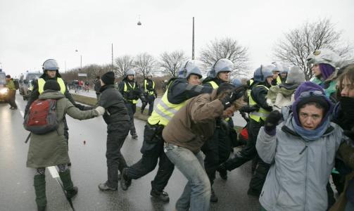 GATEKAMPER: Politiet m�tte bruke batonger, i Danmark omtalt som kniplere. Foto: Torbj�rn Gr�nning/Dagbladet