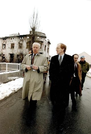 MED THORVALD I KRIGEN: Sammen med fredsmekler Stoltenberg i Vukovar, 1995. Han har siden v�rt en av Eides n�rmeste venner.