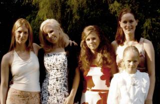 OMGITT AV JENTER: Kai Eide med tvillingd�trene Monica (til venstre) og Nina (helt til h�yre) sammen med Gros d�tre Minda, Katja og Hedda (foran) da Kai Eide var NATO-ambassad�r i Brussel, 2004.