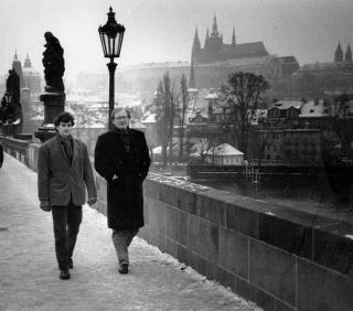 JONAS OG KAI I PRAHA: I 1990 reiste Eide og St�re til en rekke tidligere �stblokkland for �� stille det naive norske sp�rsm�let: Hva kan Norge gj�re for � hjelpe? Her har de nettopp v�rt hos Vaclav Havel som svarte at de kunne starte med � hjelpe ham med � rive ned avlyttingsutstyret.