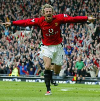 SOLGT I 2003: Beckham syntes lenge at tanken p� � m�te United var kvalmende. Her feirer han et United-m�l. Foto: EPA/PA/PHIL NOBLE