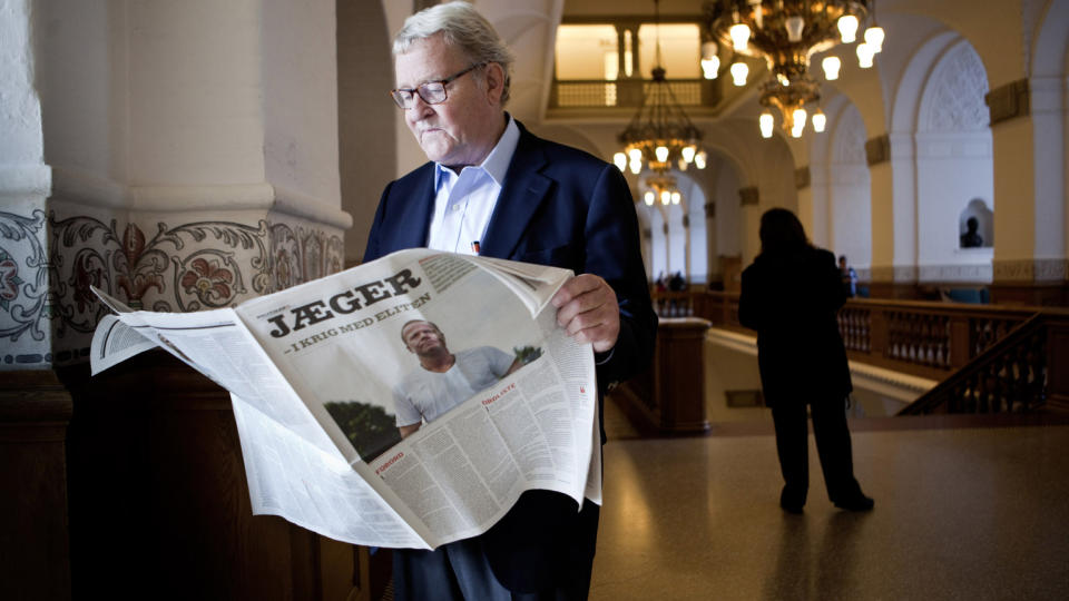 Tidligere utenriksminister Niels Helveg Petersen leser en spesialutgave av Politiken fra tidligere i h�st, da avisa bestemte seg for � trykke en bok om det danske forsvaret i sin helhet, til tross for at forsvaret mente boken var en trussel mot rikets sikkerhet. Foto: AP