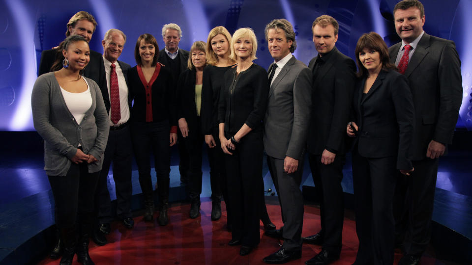 KLARTE IKKE � ST� STILLE: - Det var pinlig, sier Christian Borch (bakerst) om seansen da de nye NRK-programlederne ble presentert p� Marienlyst i dag. Foto: Geir B�lstad / Dagbladet.