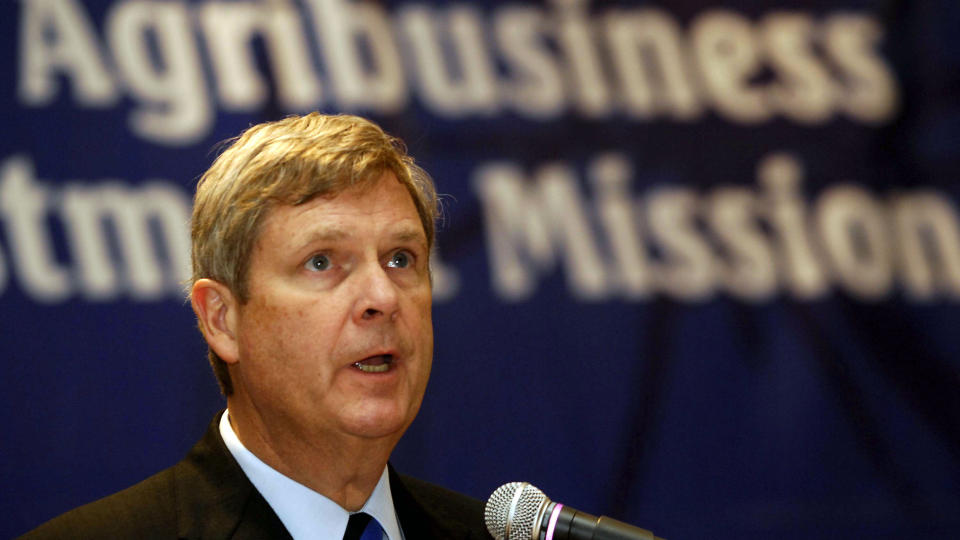 KJEMPEPAKKE: USAs landbruksminister Tom Vilsack skal i dag ha levert den st�rste julegaven til n� under klimaforhandlingene i K�benhavn. If�lge norske forhandlingsledere og Regnskogsfondet kaster USA seg inn i regnskogsarbeidet med svimlende 1 milliarder dollar over tre �r.  Foto: AFP/NOEL CELIS/SCANPIX