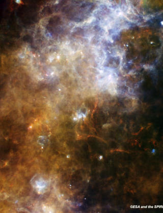 KALD GASS: Herschel har ogs� tatt dette spektakul�re bildet av kald gass i stjernebildet S�rkorset. Gassen befinner seg i n�rheten av Melkeveien, og bildet viser intens og uventet aktivitet. Det m�rke, kalde omr�det er dekorert med omr�der hvor stjerner f�des, som perler p� en kosmisk snor. Foto: ESA