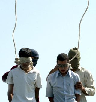 HENRETTET FOR � V�RE HOMOFIL: If�lge internasjonale homoorganisasjoner ble de to iranske ungdommene Mahmoud Asgari (t.v) og Ayaz Marhoni henrettet i Iran for � v�re homofil. Foto: EPA/STRINGER/Scanpix