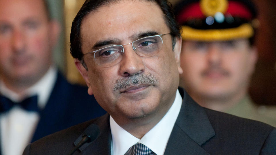 IKKE LENGRE BESKYTTET: President Asif Ali Zardari. Foto: AFP PHOTO / VINCENZO PINTO / Scanpix