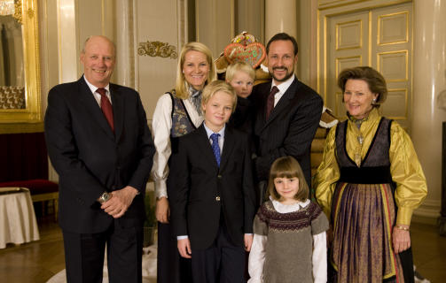 JULEFOTOGRAFERING: Kongefamilien med kong Harald, Kronprinsesse Mette-Marit, Marius, Kronprins Haakon, prinsesse Ingrid Alexandra, prins Sverre Magnus og dronning Sonja stilte med et gedigent pepperkakehus som bakgrunn opp p� den tradisjonelle julefotograferingen p� slottet torsdag. Foto: Terje Bendiksby / Scanpix
